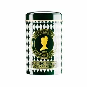 H.C. Andersen the - en fortryllende kombination af sort og grøn te med en blomstret og let sødlig karakter. Smagsprofil baseret på de nævnte ingredienser: Earl Grey (Sort te med bergamotolie): Sort te danner basen med sin robuste karakter. Bergamotolie giver en citrusagtig og blomsteragtig smag. Denne kombination af sort te og bergamot er karakteristisk for Earl Grey-te. Vanilje: Vanilje tilføjer en rund og blød sødme til teen. Det kan afbalancere den robuste karakter af sort te og tilføje en behagelig cremet undertone. Rosenknopper: Rosenknopper kan bidrage med en delikat blomsteragtig smag og aroma. De tilføjer også et visuelt element og kan skabe en elegant præsentation.