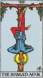 Den Hængte Mand tarotkort (XII) – symbol på stilstand, overgivelse og indre transformation