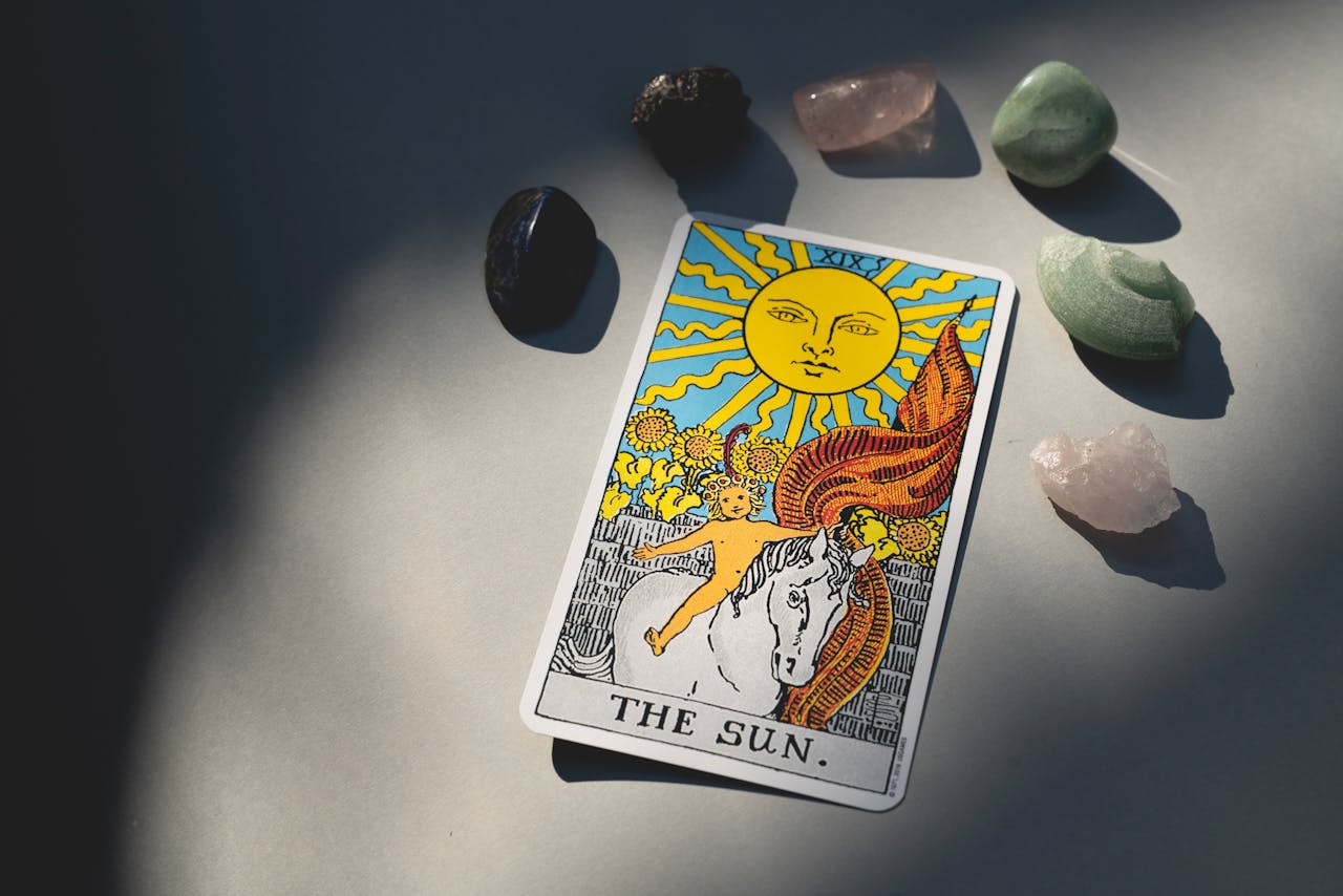 Solen tarotkort (XIX) – symbol på glæde, succes og positiv energi i Major Arcana